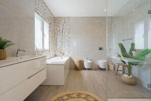 Regadera, secadora de cabello, bidet, toallas 