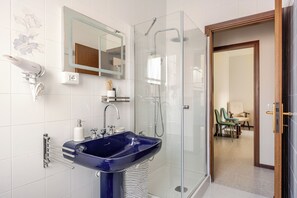 Douche, sèche-cheveux, bidet, serviettes fournies