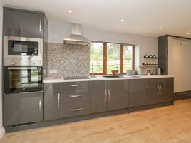 Refrigerador, tetera/pava eléctrica, tostadora, utensilios de cocina