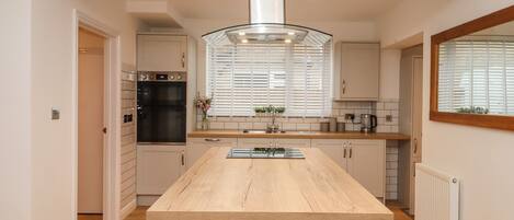 Réfrigérateur, bouilloire électrique, grille-pain