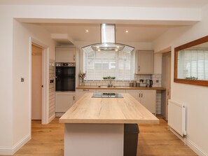 Geladeira, chaleira elétrica, torradeira