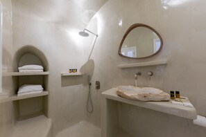 Villa de base | Salle de bain | Séchoir à cheveux, peignoirs, pantoufles, serviettes fournies