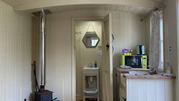 Kabin Comfort (Paddock View) | Kamar mandi | Pengering rambut, handuk, sabun, dan sampo