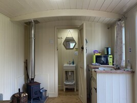 Comfort Cabin (Paddock View) | Bathroom | Hair dryer, towels, soap, shampoo