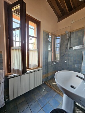 Basic-lejlighed - udsigt til have | Badeværelse | Hårtørrer, bidet, håndklæder, Sæbe
