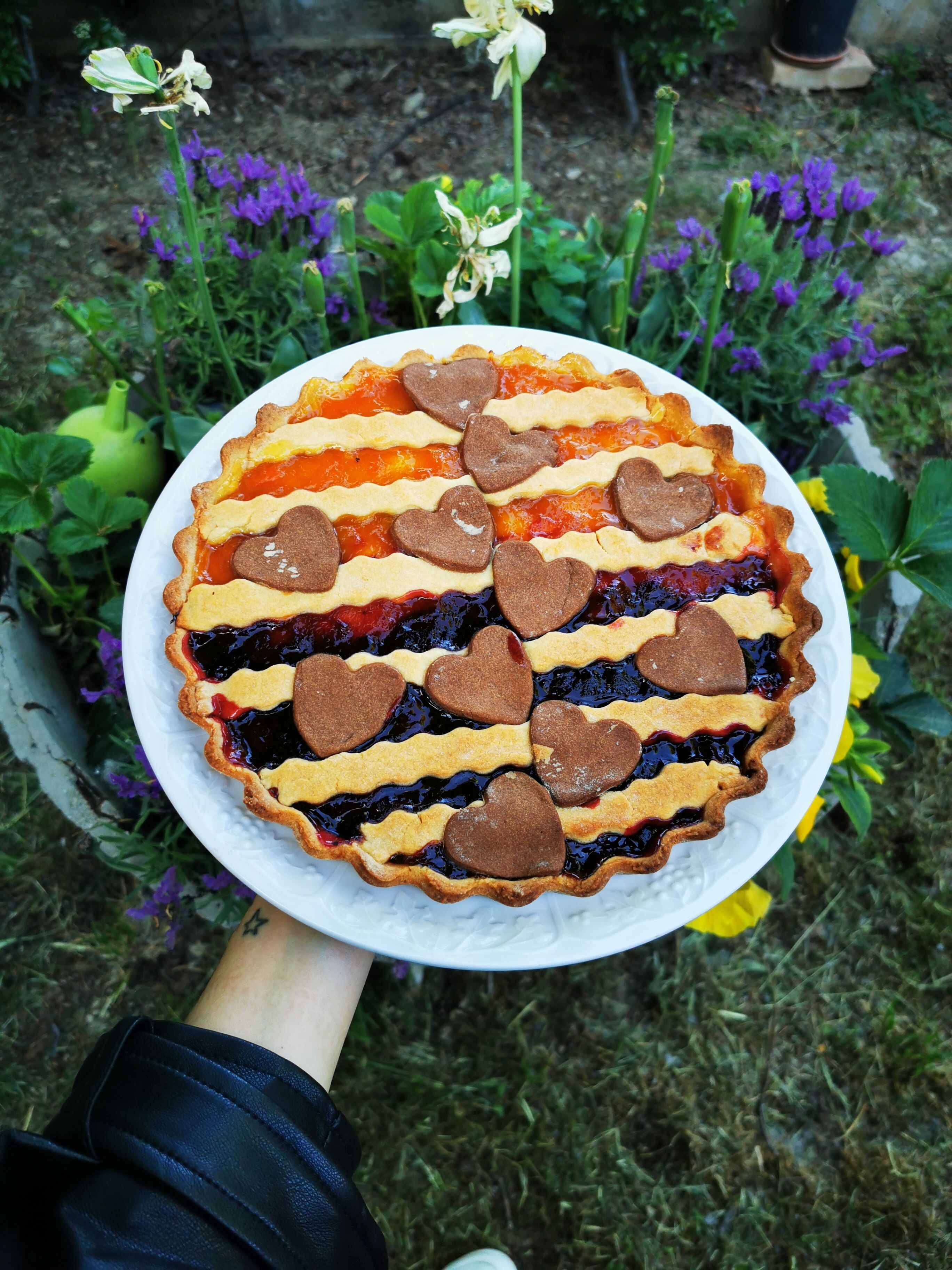 Tarta con corteza en forma de corazón sobre un plato blanco.