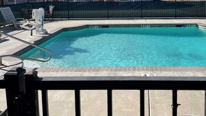 Une piscine rectangulaire dont la profondeur est indiquée par des repères aux niveaux de 3, 4 et 5 pieds.