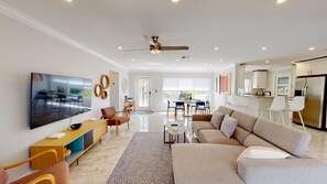 Smart TV - Heated Saltwater Pool Soflo Tropical Oasis in Fort Lauderdale (Oakland Park)