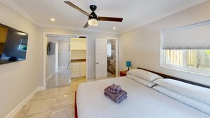 3 bedrooms, desk, iron/ironing board, travel cot - Heated Saltwater Pool Soflo Tropical Oasis in Fort Lauderdale (Oakland Park)