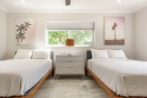 3 slaapkamers, een bureau, een strijkplank/strijkijzer, reisbedje