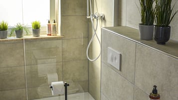 Dusche, kostenlose Toilettenartikel, Haartrockner, Handtücher