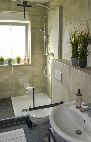 Regadera, amenidades de baño gratuitas, secadora de cabello, toallas 