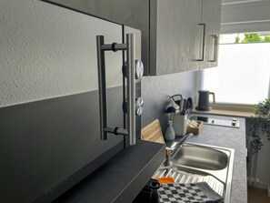 Réfrigérateur, four à micro-ondes, un four, surface de cuisson