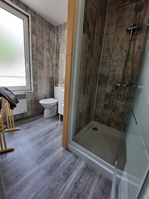 Ducha, secador de pelo, toallas, jabón