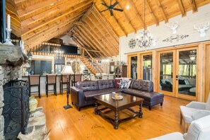 TV, fireplace - Laurel Mountain Chalet (Blue Ridge)