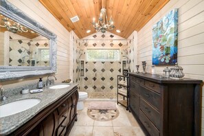 Bathtub, hair dryer, towels - Laurel Mountain Chalet (Blue Ridge)