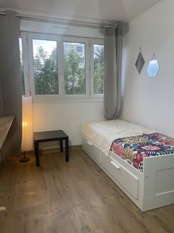 1 bedroom, bed sheets