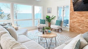 Smart TV, video games, table football, ping pong - Waterfront, Stunning Views + Pool + Kayaks! Pet friendly! (Corolla)