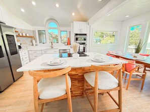 Kjøleskap, mikrobølgeovn, ovn og kokeplater