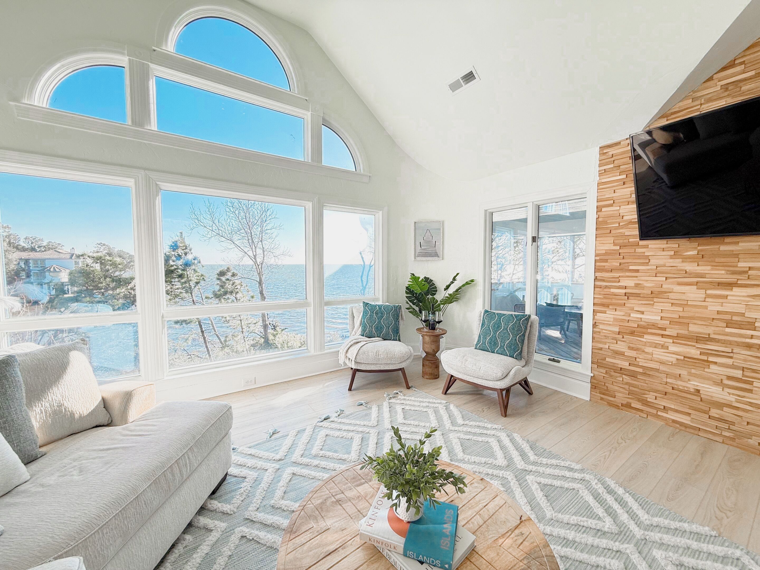 Smart-tv, tv-spel, bordsfotboll och ett bordtennisbord