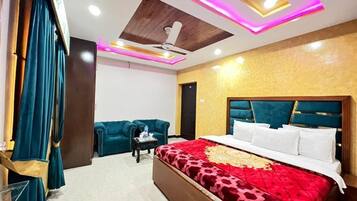 Deluxe Double Room | Iron/ironing board, free WiFi