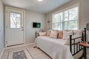 3 bedrooms, iron/ironing board, free Internet, bed sheets - Canyon Lake Vacation Rental < 1/2 Mi to Water! (Canyon Lake)