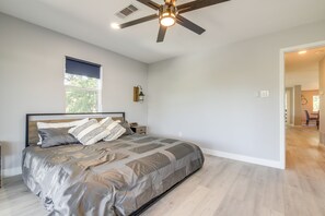3 bedrooms, desk, iron/ironing board, WiFi - Lago Vista Vacation Rental w/ Fireplace! (Lago Vista)