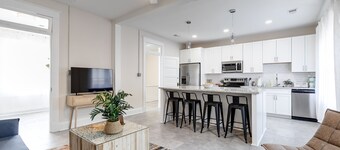 Charming Coastal Getaway: Explore and Relax in our 2 Bedroom Downtown Rental