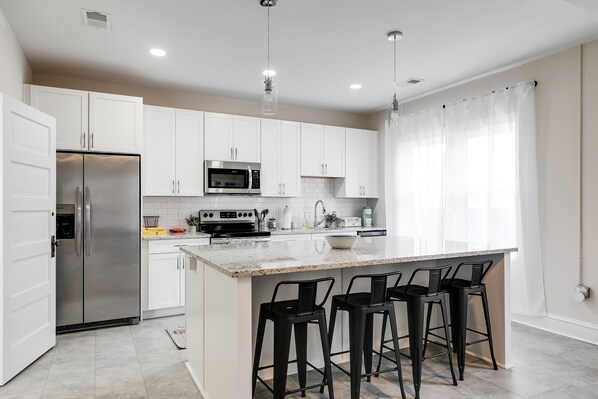 Réfrigérateur, four à micro-ondes, un four, surface de cuisson