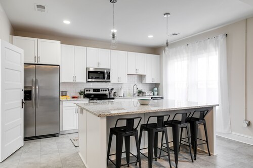 Charming Coastal Getaway: Explore and Relax in our 2 Bedroom Downtown Rental