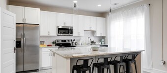 Charming Coastal Getaway: Explore and Relax in our 2 Bedroom Downtown Rental