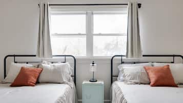 5 bedrooms, iron/ironing board, WiFi, bed sheets