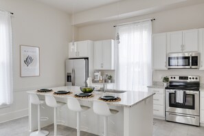 Jääkaappi, mikroaaltouuni, uuni, liesi