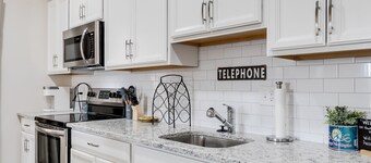 Charming 2 Bedroom Downtown Vacation Rental: Stroll to Shops and River with Ease