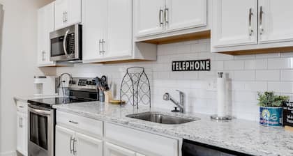Charming 2 Bedroom Downtown Vacation Rental: Stroll to Shops and River with Ease