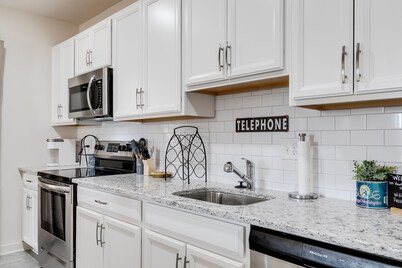 Charming 2 Bedroom Downtown Vacation Rental: Stroll to Shops and River with Ease