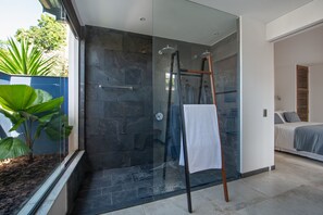 Deluxe Suite | Bathroom | Hair dryer, bathrobes, towels