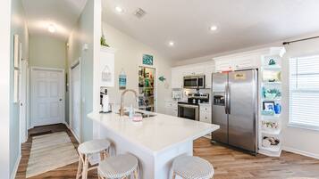 Køleskab, mikrobølgeovn, ovn, kogeplade