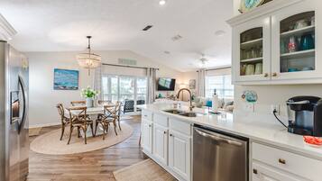 Køleskab, mikrobølgeovn, ovn, kogeplade