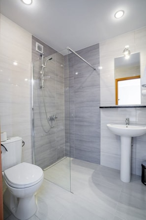 Standard Triple Room | Bathroom