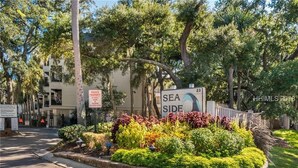 Un espace aménagé avec un panneau indiquant « CÔTÉ MER » et le chiffre « 23 ».