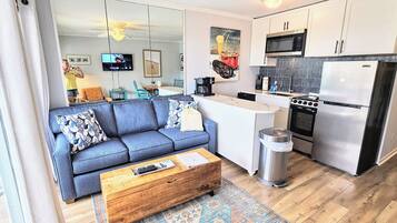 Frigorifero, microonde, forno, piano cottura