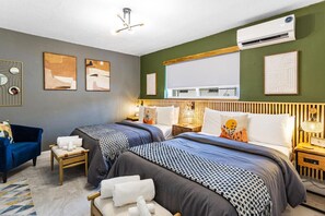 1 habitación, escritorio, tabla de planchar con plancha y wifi