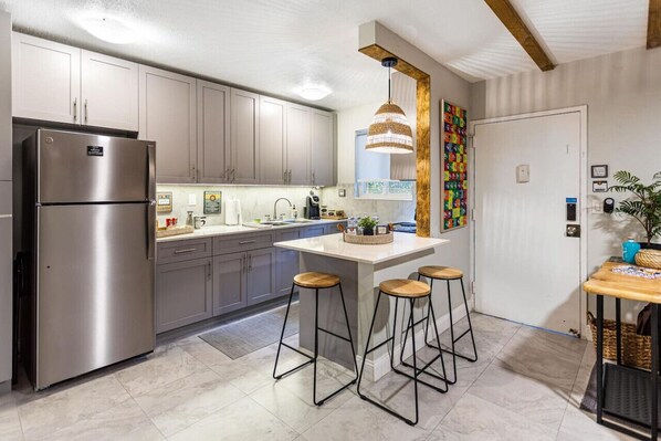 Refrigerador, microondas, horno y parrilla de estufa