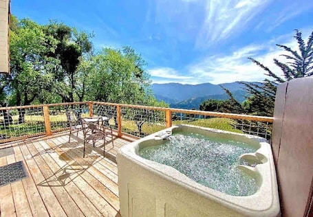 屋外ダイニングエリア. Soak in a Private Hot Tub while you Enjoy the Mountain Views, 30 days min.