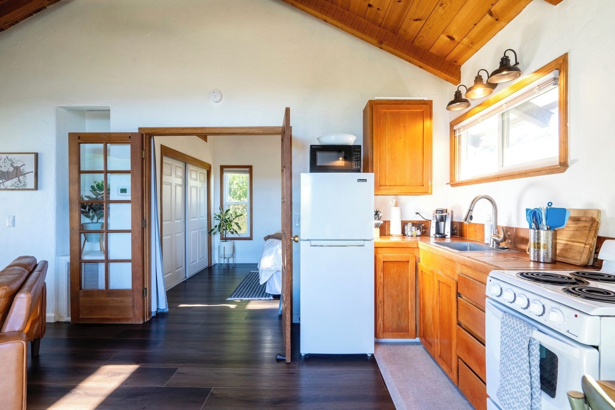 Refrigerador, microondas, horno y parrilla de estufa 