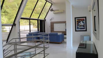 35–tuumainen televisio, jossa kaapelikanavat