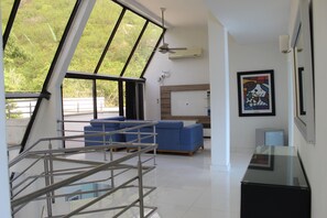 35-英寸电视（配备有线频道）