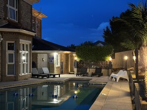 Piscine extérieure (ouverte en saison), parasols de plage