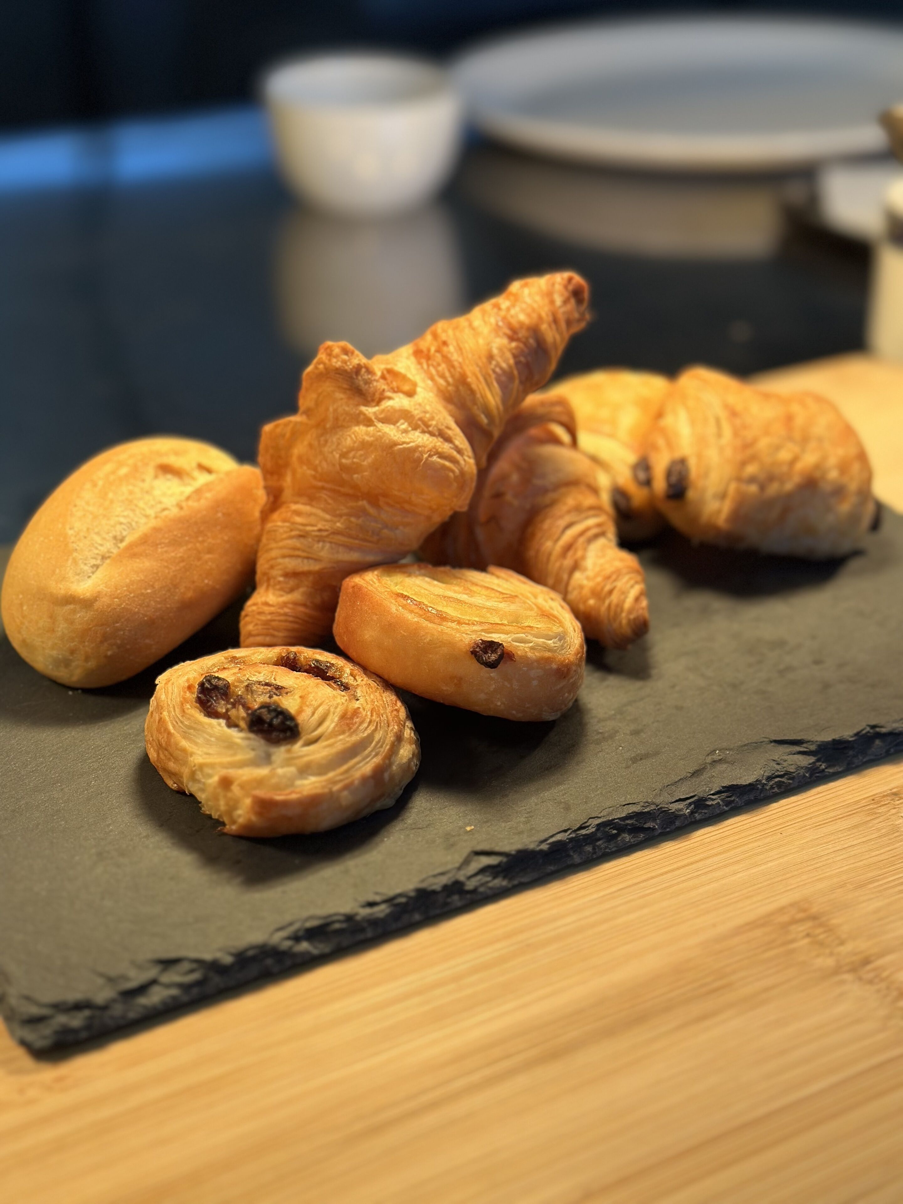 Une variété de pâtisseries présentées sur une planche en ardoise.